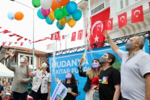 LÖSEMİYİ YENDİ, YÜZLERCE BALONLA KARŞILANDI