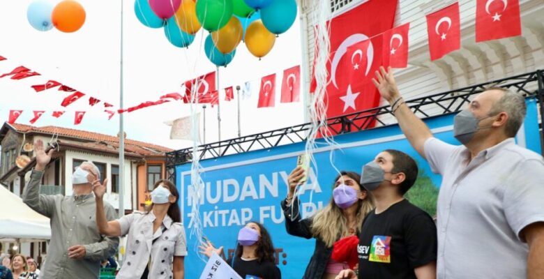 LÖSEMİYİ YENDİ, YÜZLERCE BALONLA KARŞILANDI