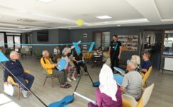 Nilüfer’de huzurevi sakinleri “Balon Voleybolu” ile eğlendi