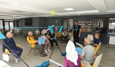 Nilüfer’de huzurevi sakinleri “Balon Voleybolu” ile eğlendi
