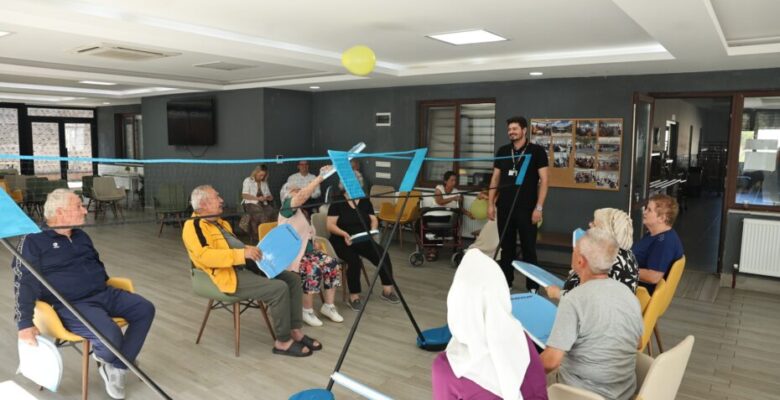 Nilüfer’de huzurevi sakinleri “Balon Voleybolu” ile eğlendi