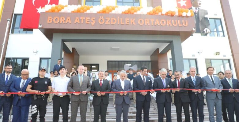İNEGÖL’DE HEM YENİ EĞİTİM ÖĞRETİM YILI HEM YENİ OKUL BİRLİKTE AÇILDI