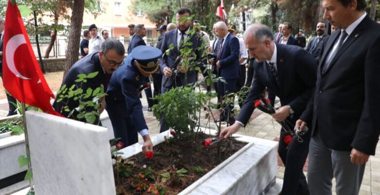 İNEGÖL’ÜN 103 YILLIK KURTULUŞ DİRİLİŞİ ANMA TÖRENİYLE KUTLANDI
