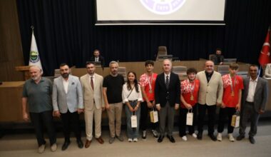 İNEGÖL’ÜN BAŞARILI GENÇLERİ MECLİSTE ONURE EDİLDİ