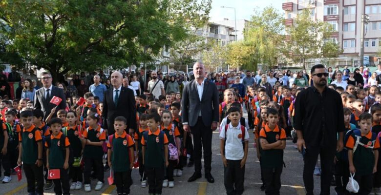 Karacabey’de yeni eğitim yılı ilk ders zili coşkusu