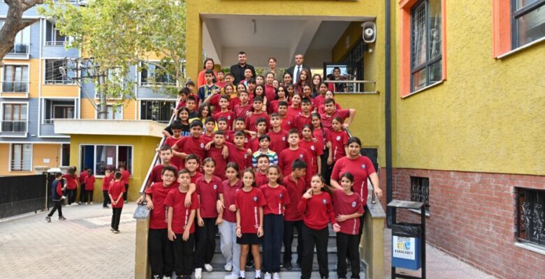 Karacabey Belediyesi’nden 14 Eylül Ortaokulu’na kitap ve anasınıfı seti desteği