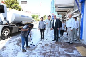 Karacabey Belediyesi’nden ana arterlerde yoğun temizlik mesaisi