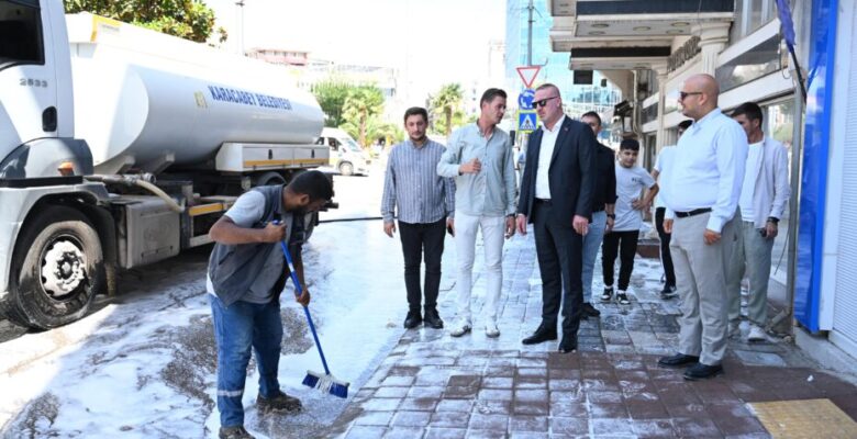 Karacabey Belediyesi’nden ana arterlerde yoğun temizlik mesaisi