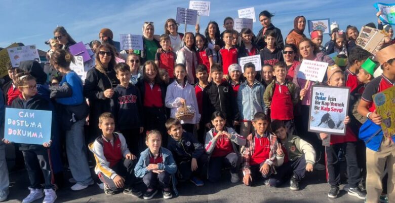 Öğrencilerden Günü Anlamlı Kılan Yürüyüş
