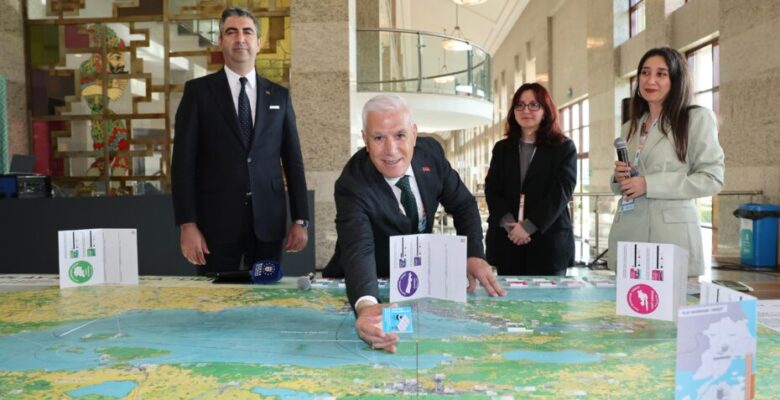 DENİZDEN ÇIKAN ATIKLAR MARMARA FORUM’DA SERGİLENDİ