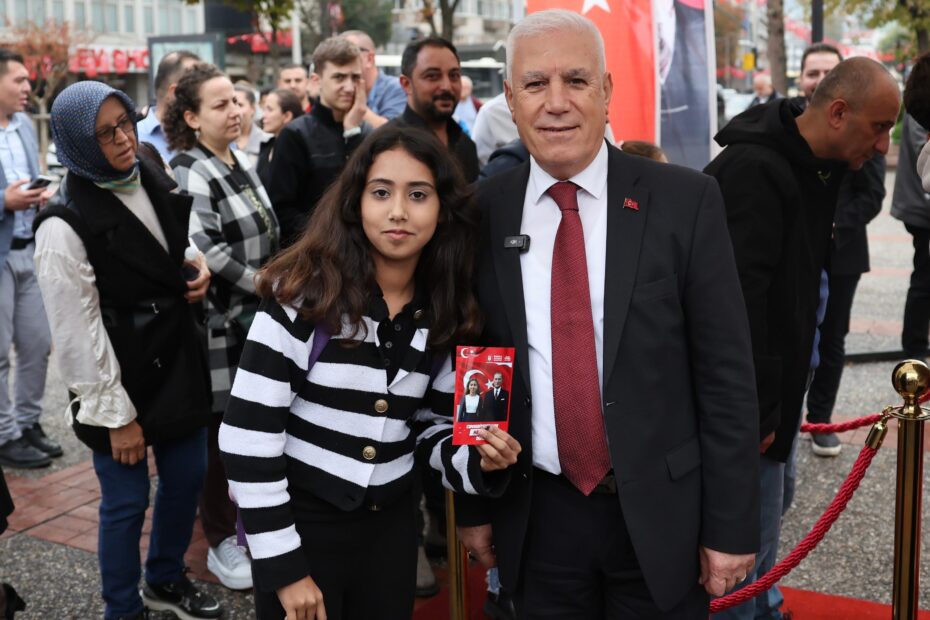 BURSALILAR, ATATÜRK İLE AYNI KAREDE