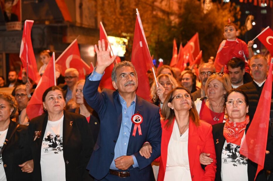 Gemlik’te Cumhuriyet Coşkusu Kortej Yürüyüşüyle Zirveye Ulaştı