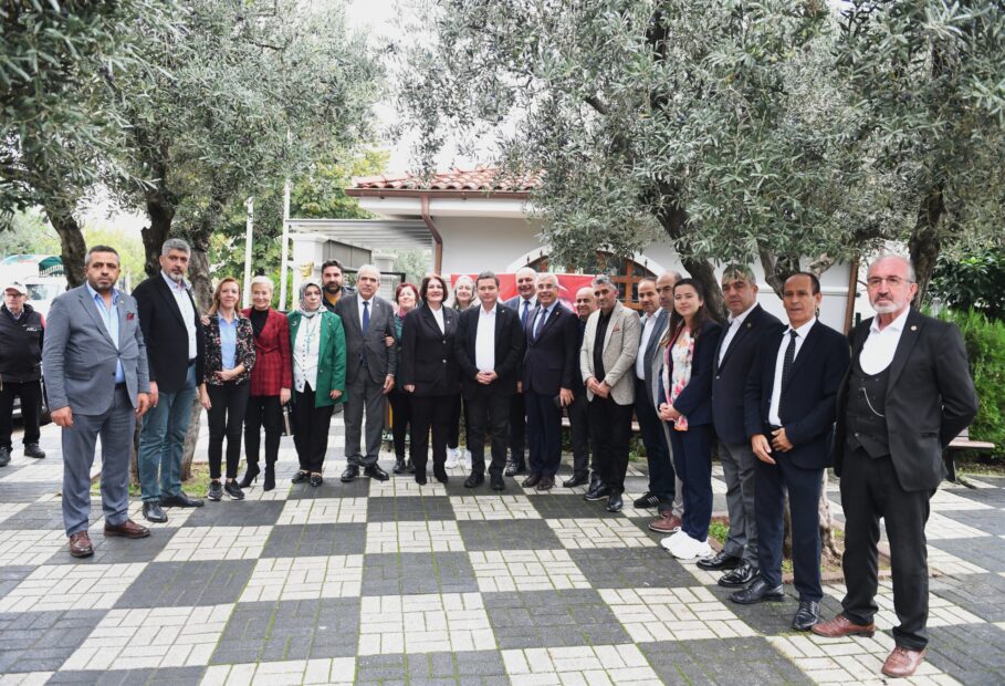 Başkan Erkan Aydın Yenibağlar Mahallesini ziyaret etti