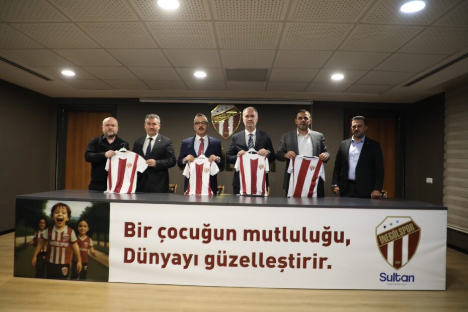 İNEGÖLSPOR’DAN 60 BİN ÖĞRENCİYE FORMA VE EŞOFMAN KAMPANYASI