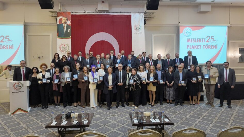 Bursa Barosundan 25 Yıllık Avukatlara Plaket