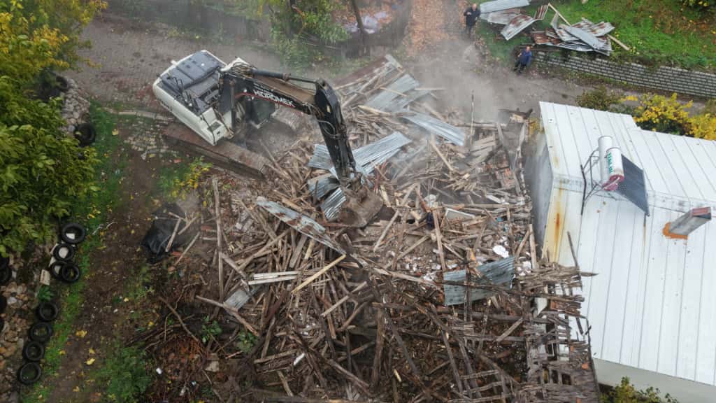 Gemlik: Hasarlı Bina Belediye Tarafından Yıkıldı