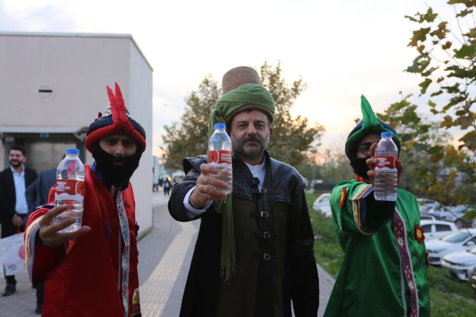 GÜRSU’DA BAŞKAN IŞIK EVLİYA ÇELEBİ OLDU, SU DAĞITTI