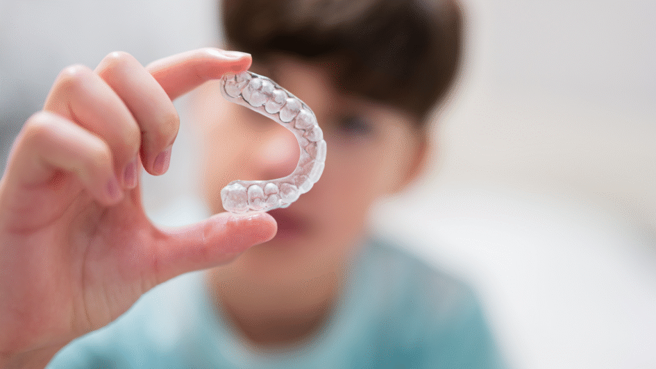 ÇOCUKLARIN DİŞ TEDAVİSİNDE ŞEFFAF PLAKLAR DÖNEMİ