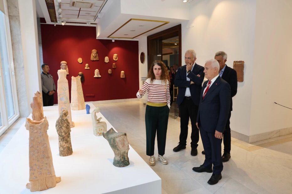 ‘GÖZLERİMİN ÖNÜNDESİN’ SANATSEVERLERİ AĞIRLIYOR