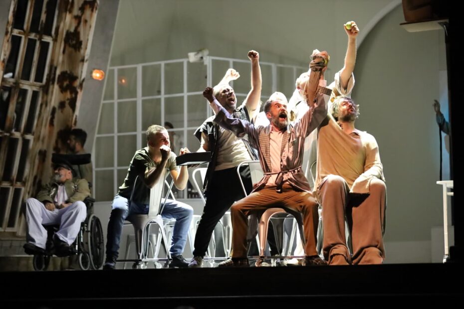 ŞEHİR TİYATROSU PERDELERİNİ ÖĞRETMENLER İÇİN ÜCRETSİZ AÇIYOR