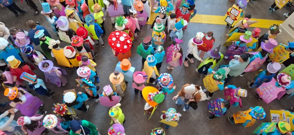 KİTAPTAN ESİNTİLİ ŞAPKALARLA AKRAN ZORBALIĞINA DİKKAT ÇEKTİLER