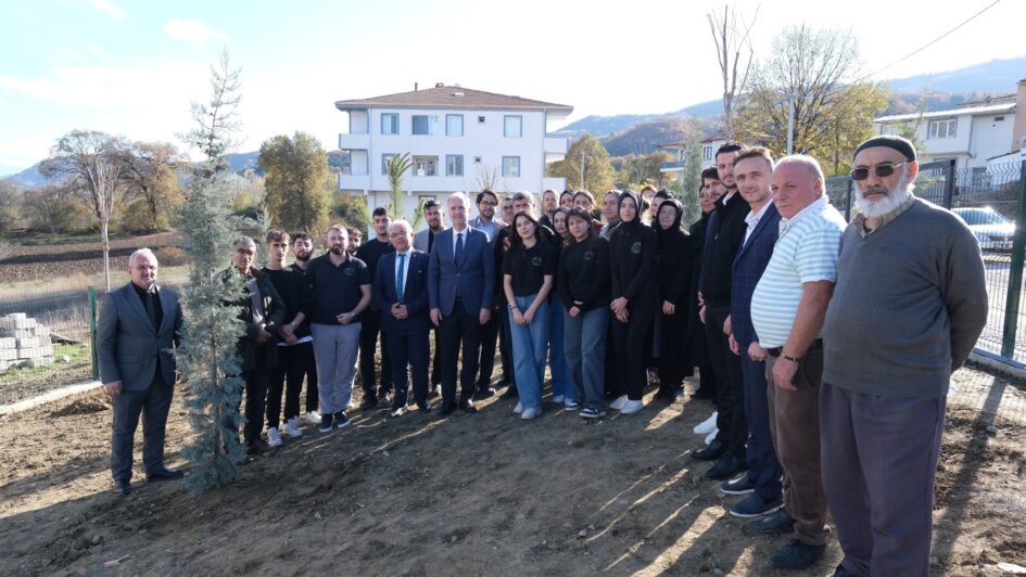 İNEGÖLLÜ GENÇLERDEN ÖRNEK DAVRANIŞ: 32 FİDAN TOPRAKLA BULUŞTU