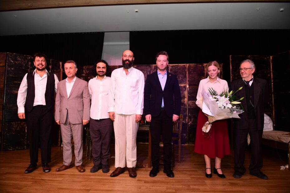 Osmangazi Belediyesi ‘Duvarların Ötesi’ni Sanatseverlerle Buluşturdu