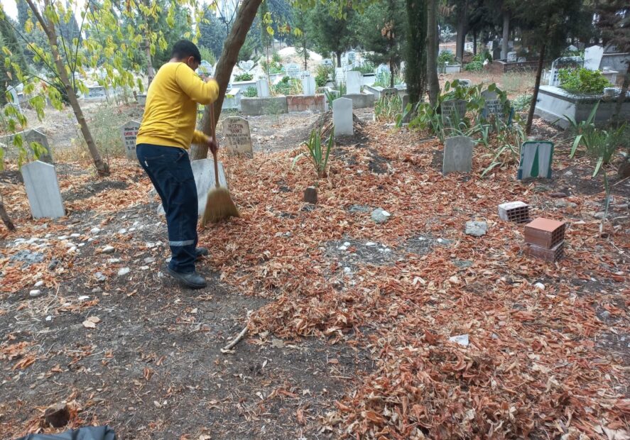 KARACABEY BELEDİYESİ’NDEN MEZARLIKLARA ÖZENLİ BAKIM