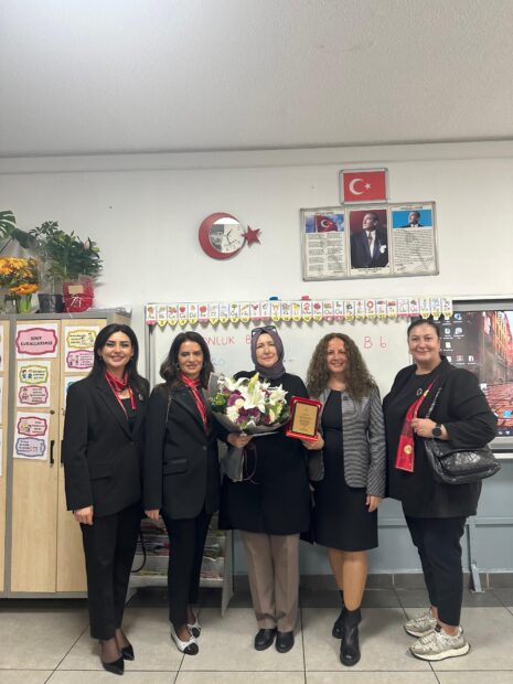  YASAV, ‘YILIN ÖĞRETMENİ’Nİ ONURLANDIRDI