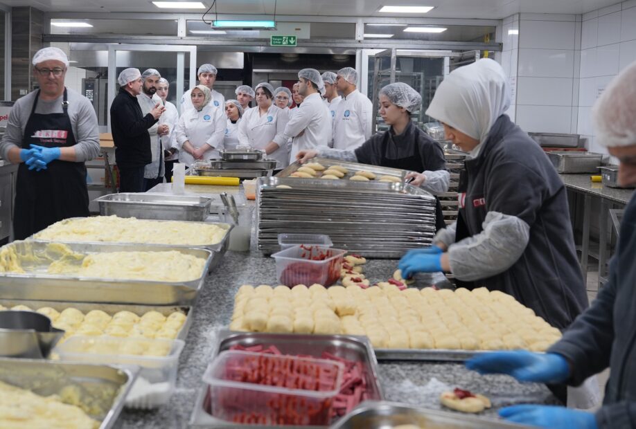 GELECEĞİN ŞEFLERİ SAHADA YETİŞİYOR