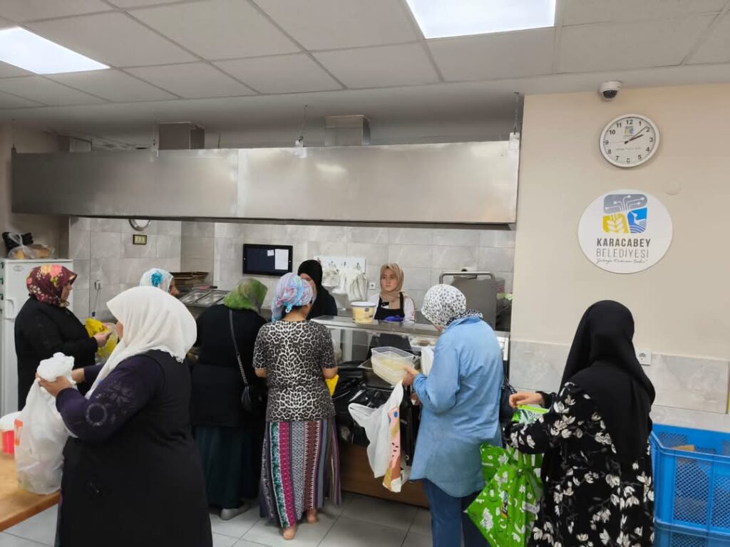 KARACABEY’DE DAYANIŞMANIN ADRESİ AŞEVİ VE SEVGİ MAĞAZASI