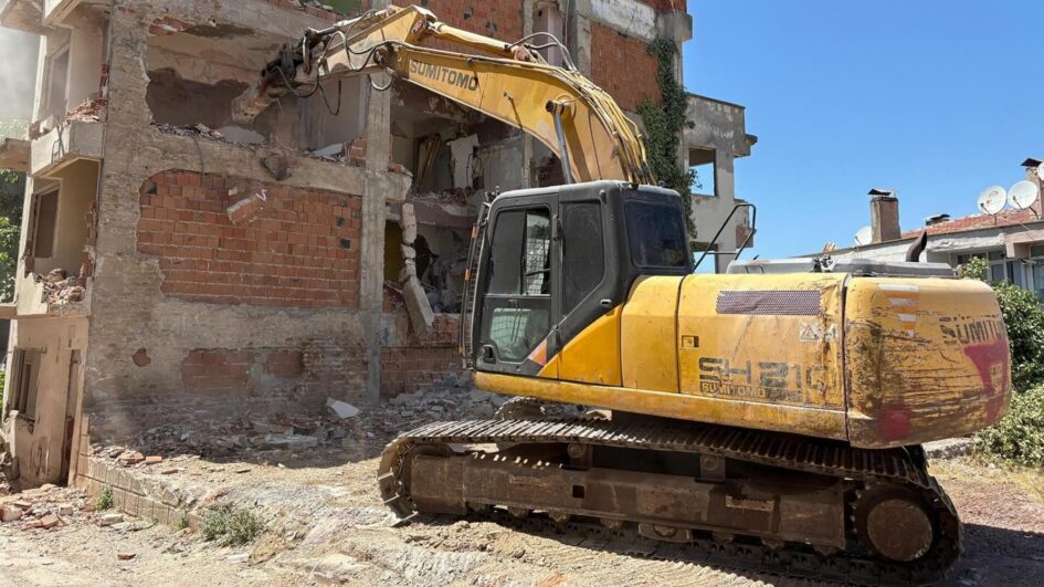 Gemlik’te Metruk Bina Temizliği Devam Ediyor