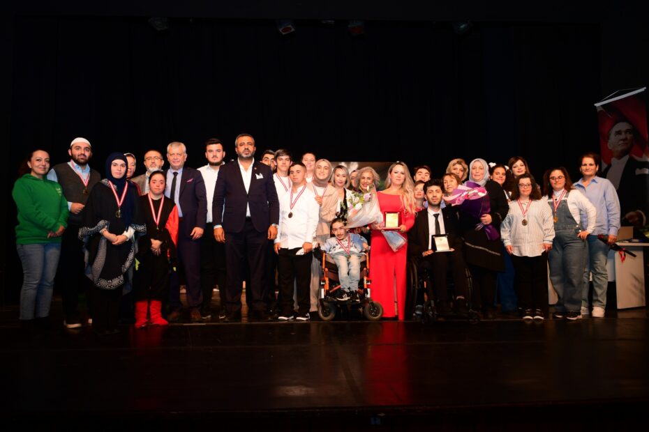 ‘Miras Değil Mübarek’ Tiyatro Gösterisi Büyük İlgi Gördü