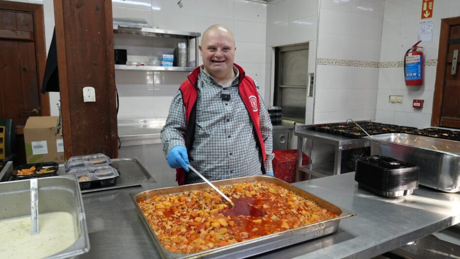 GÜRSU’NUN GÜLEN YÜZÜ MESUT YEMEK DAĞITIMINDA