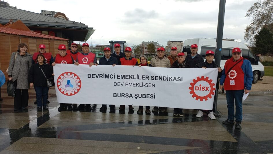 EMEKLİLER MEYDANLARDAN SESLENDİ; “AÇIZ, GEÇİNEMİYORUZ”