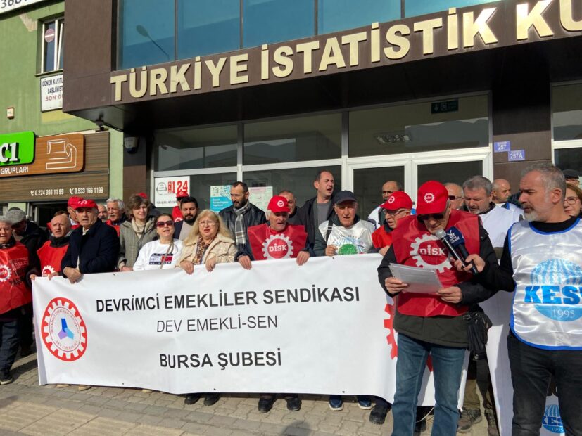 DEV EMEKLİ SEN’DEN TÜİK ÖNÜNDE AÇIKLAMA;”SADAKA DEĞİL, İNSANCA YAŞAM HAKKIMIZI İSTİYORUZ” 