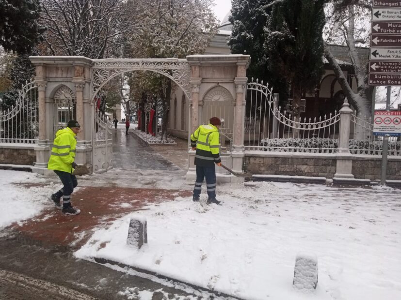 BÜYÜKŞEHİR KAR VE LODOSA GEÇİT VERMEDİ
