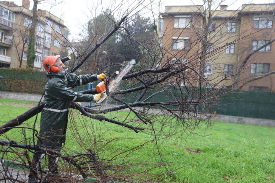BÜYÜKŞEHİR EKİPLERİ, ŞİDDETLİ RÜZGARA KARŞI SAHADA