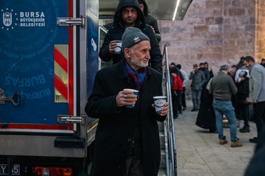 BÜYÜKŞEHİR’DEN VATANDAŞA SICAK ÇORBA İKRAMI