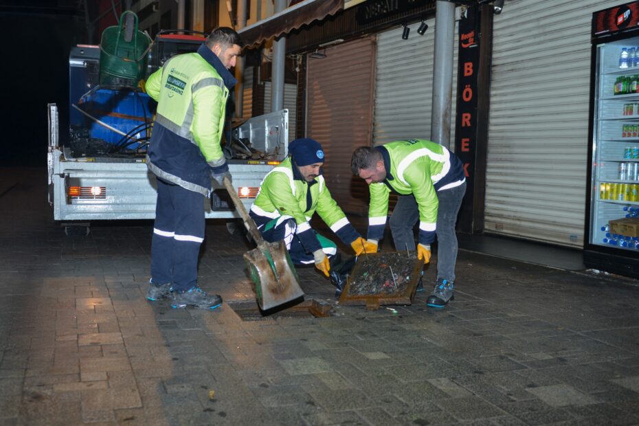 TARİHİ ÇARŞI VE HANLAR BÖLGESİNDE GECE MESAİSİ