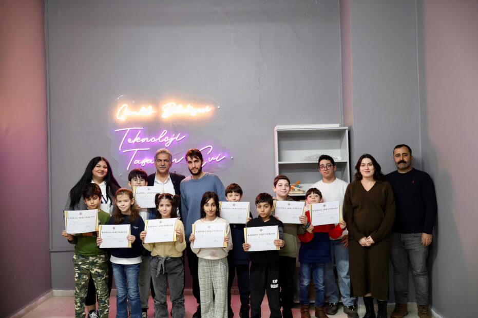 GEMLİK BELEDİYESİ TEKNOLOJİ VE TASARIM EVİ MEZUNLARINI VERDİ