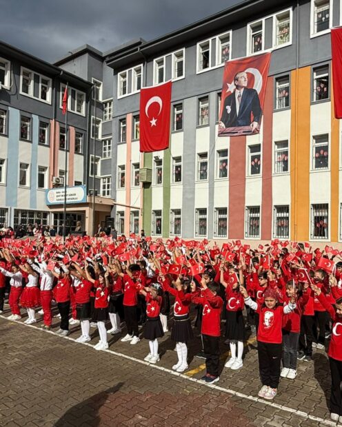 OKULLARDA 2. DÖNEM ‘BAYRAK SEVGİSİ’ TEMASIYLA BAŞLAYACAK