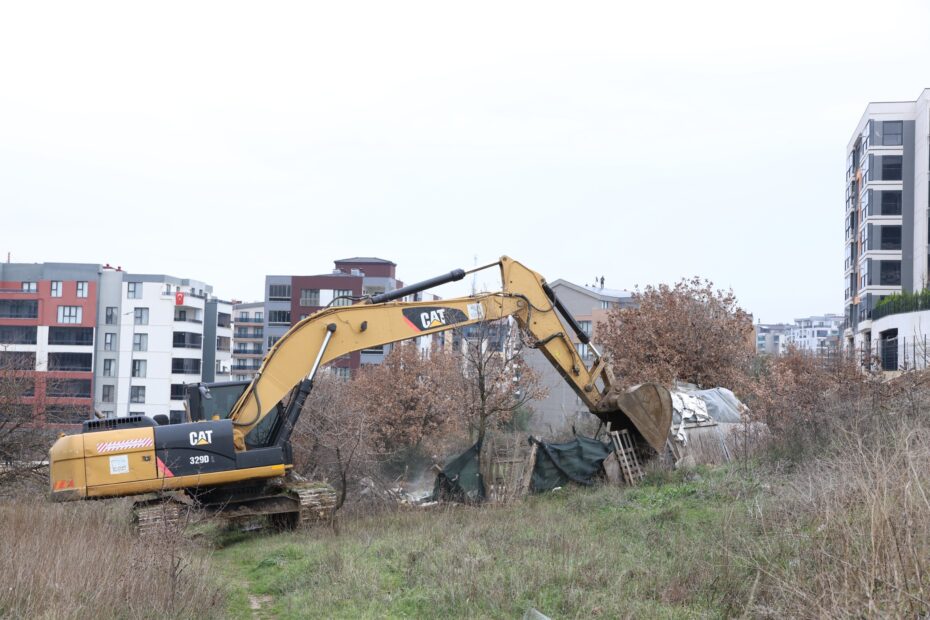 Nilüfer Belediyesi Balkan Mahallesi’nde kaçak barakaları yıktı