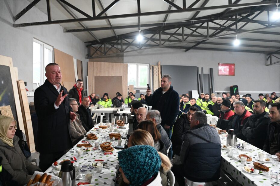 BAŞKAN KARABATI SAHADAKİ EMEKÇİLERİ KAHVALTIDA AĞIRLADI: “SİZLERLE GURUR DUYUYORUM”