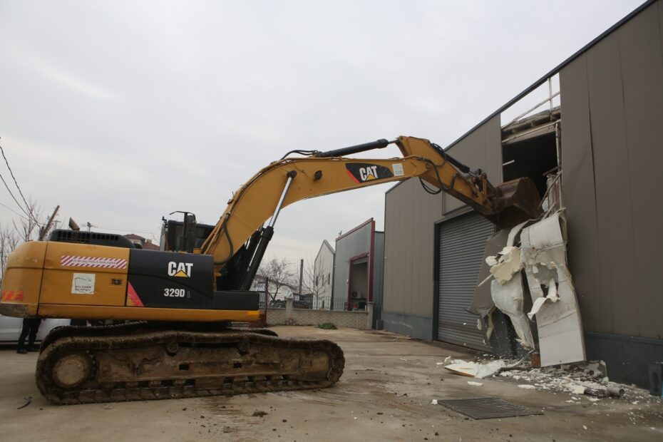 Nilüfer’de iki kaçak iş yeri yıkıldı