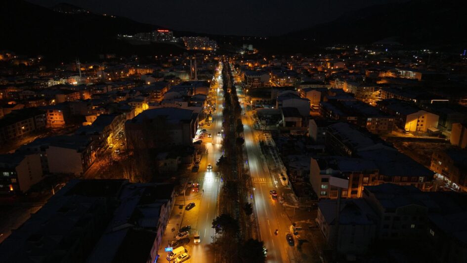 Gemlik Belediyesi’nden Çevre Yolu Bölgesine Modern Aydınlatma