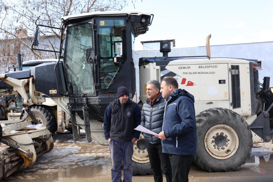 Gemlik’te Kar Yağışı Sonrası Tuzlama Çalışmaları Gerçekleştiriliyor
