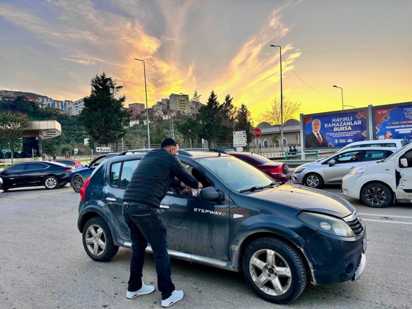 İftara Yetişemeyenlerin Yardımcısı Gemlik Belediyesi Oldu