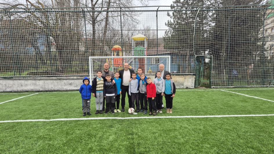 BÜYÜKORHAN’DAKİ HALI SAHA SİL BAŞTAN YENİLENDİ