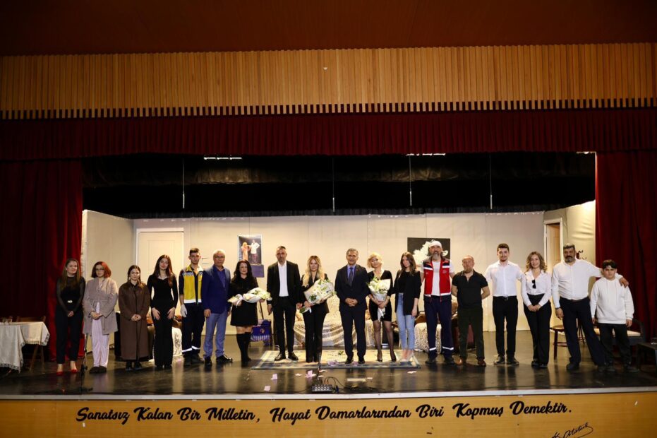 GEMLİK KENT KONSEYİ TİYATRO EKİBİNDEN AYAKTA ALKIŞLANAN İLK OYUN: “9 CANLI”